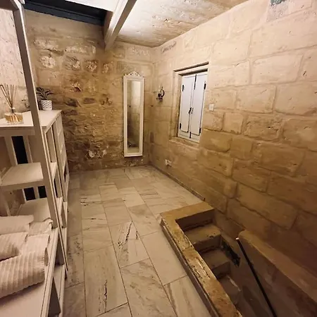 Charming 200 Year Old With Yard 펜션 *