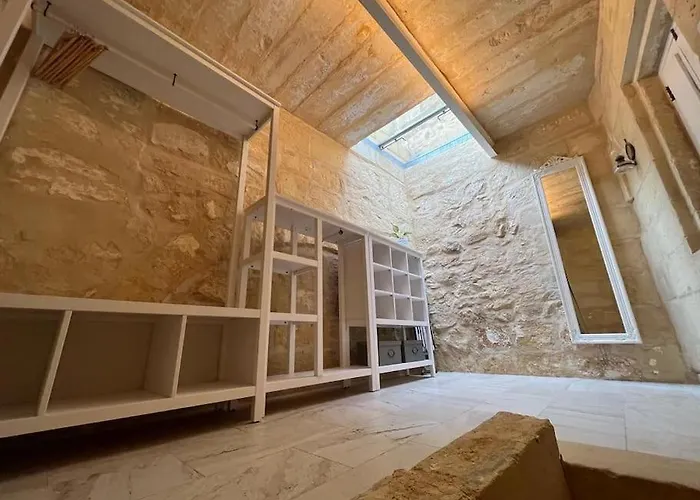 Charming 200 Year Old With Yard * Żabbar