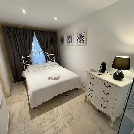 Holiday home Charming 200 Year Old With Yard *