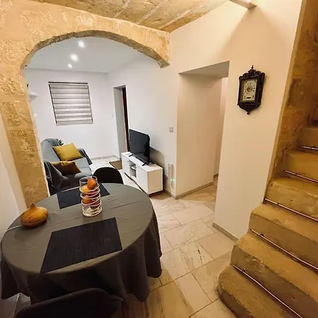 Ferienhaus Charming 200 Year Old With Yard Żabbar