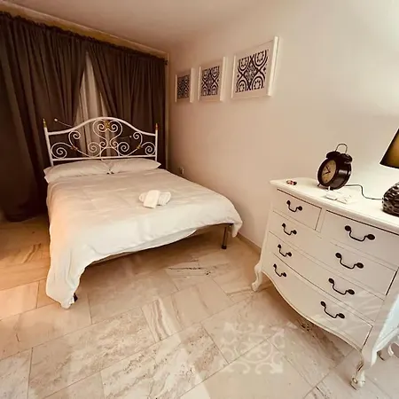 Holiday home Charming 200 Year Old With Yard *