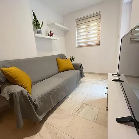 Holiday home Charming 200 Year Old With Yard *
