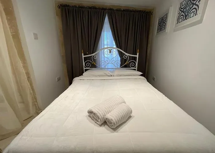 Charming 200 Year Old With Yard Żabbar