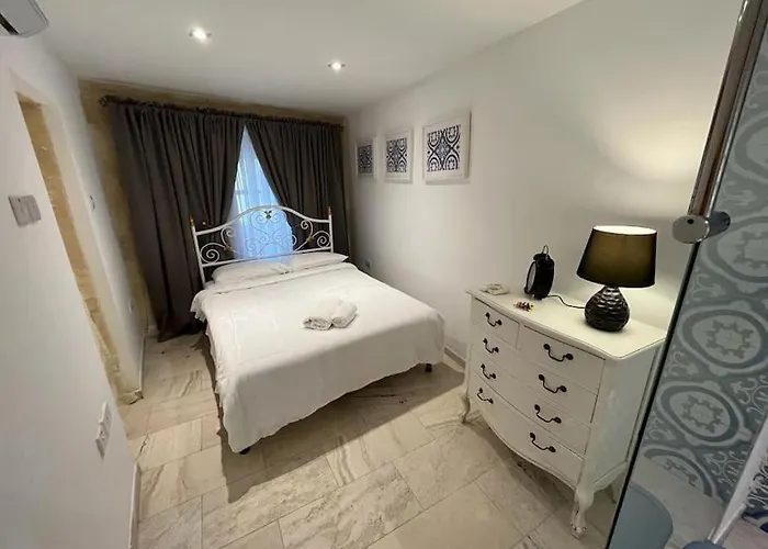 Vakantiehuis Charming 200 Year Old With Yard *