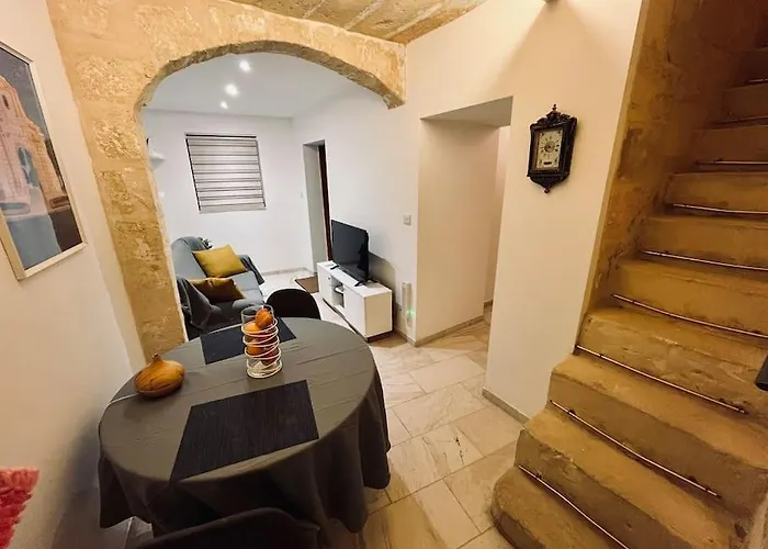 Vakantiehuis Charming 200 Year Old With Yard Żabbar