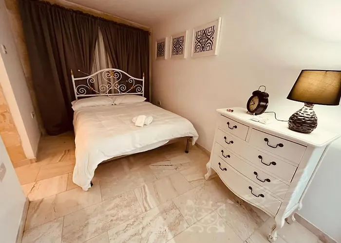 Vakantiehuis Charming 200 Year Old With Yard *